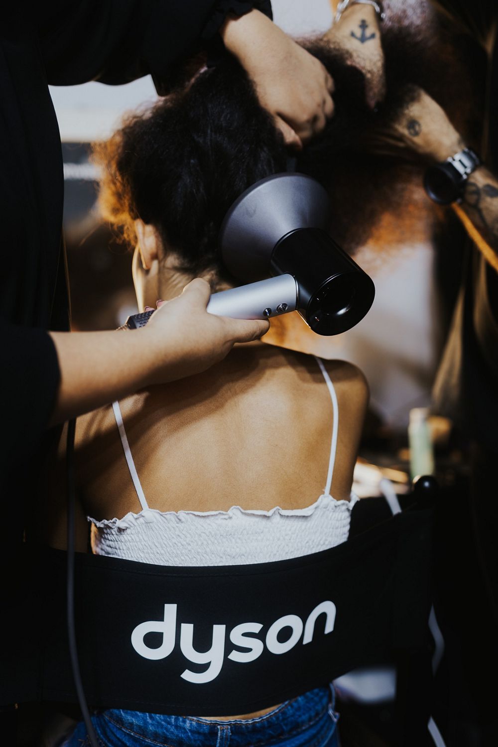 Model wird mit dem Supersonic gestylt